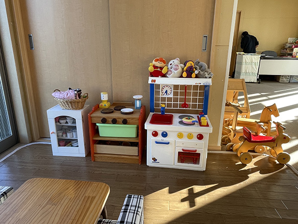 ポラーノ広場の室内の写真。ぬいぐるみや台所の形をしたおもちゃが置かれている。