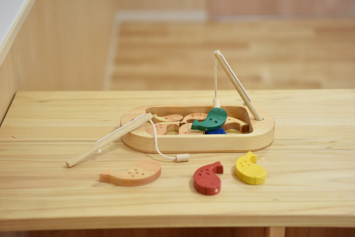 木製のつり道具のおもちゃ