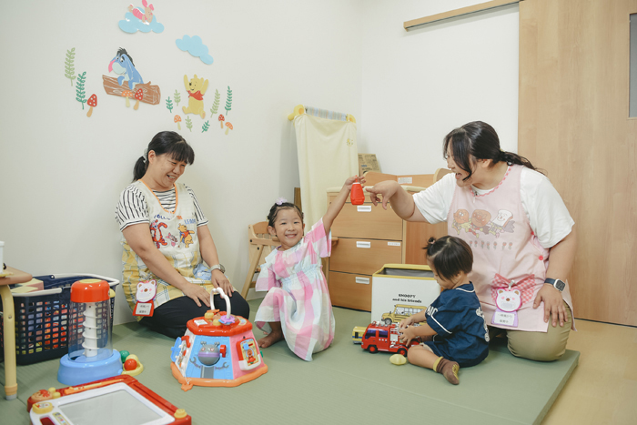 先生と楽しく遊ぶ様子