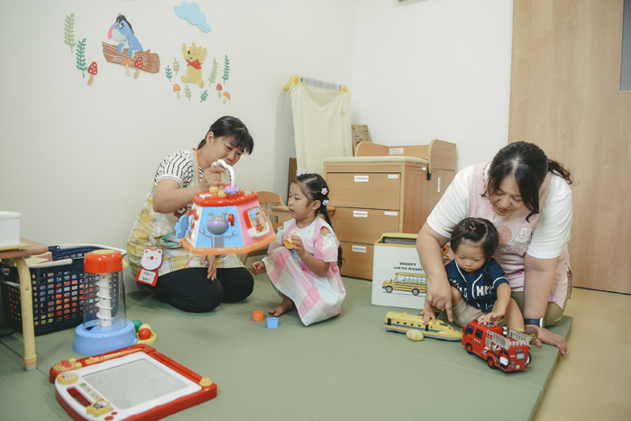 先生とおもちゃで遊ぶ様子