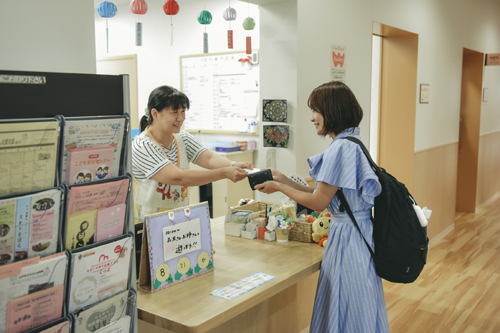 お迎えに来て利用料をお支払いしている様子