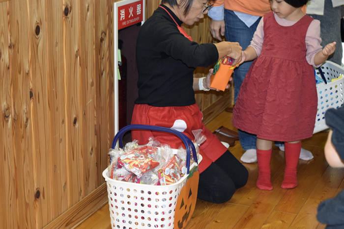 お菓子を入れてもらう様子