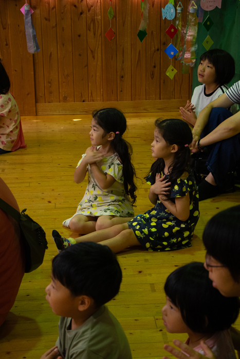 お話に聞き入る子供達