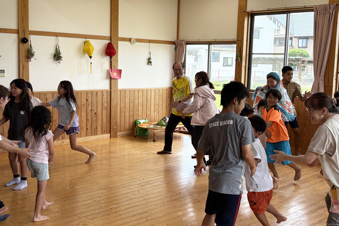 ゲームで駆け回る子供達
