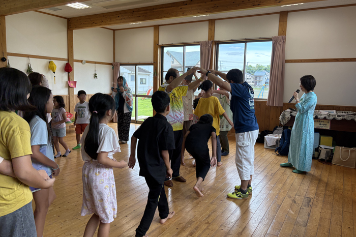ロンドンブリッジで遊ぶ子供たち
