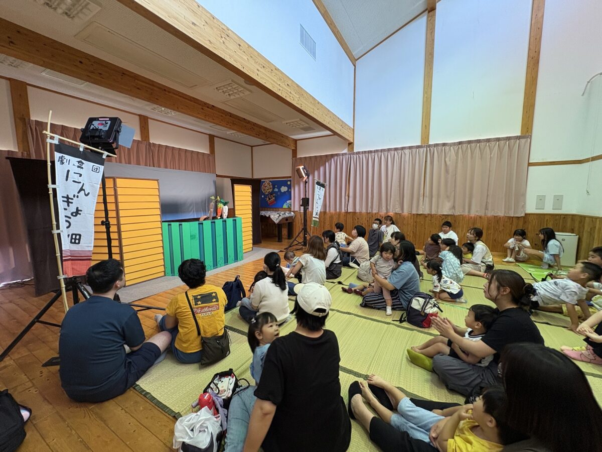 お話を真剣に聞いている皆さんの様子