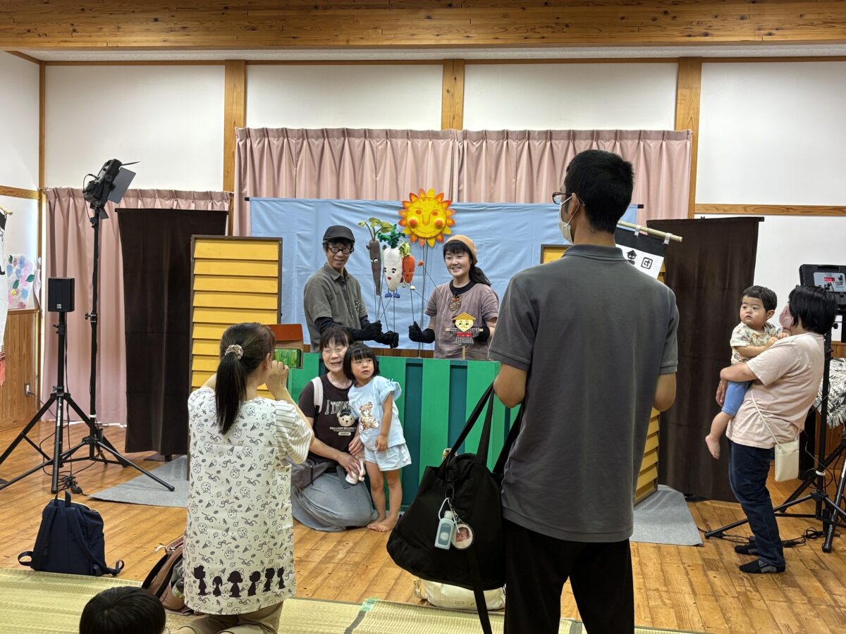 先生に写真を撮ってもらっている様子