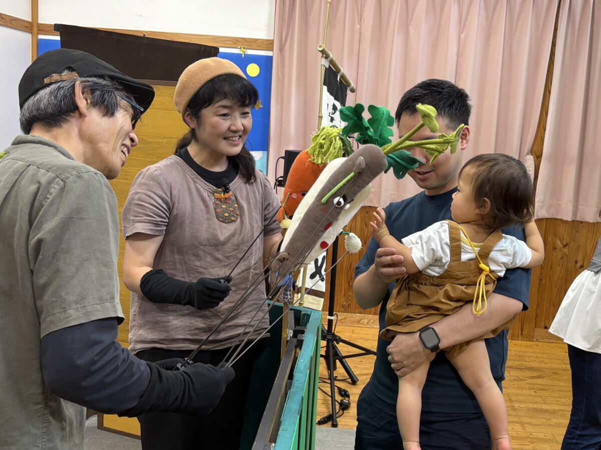 人形と触れ合う親子