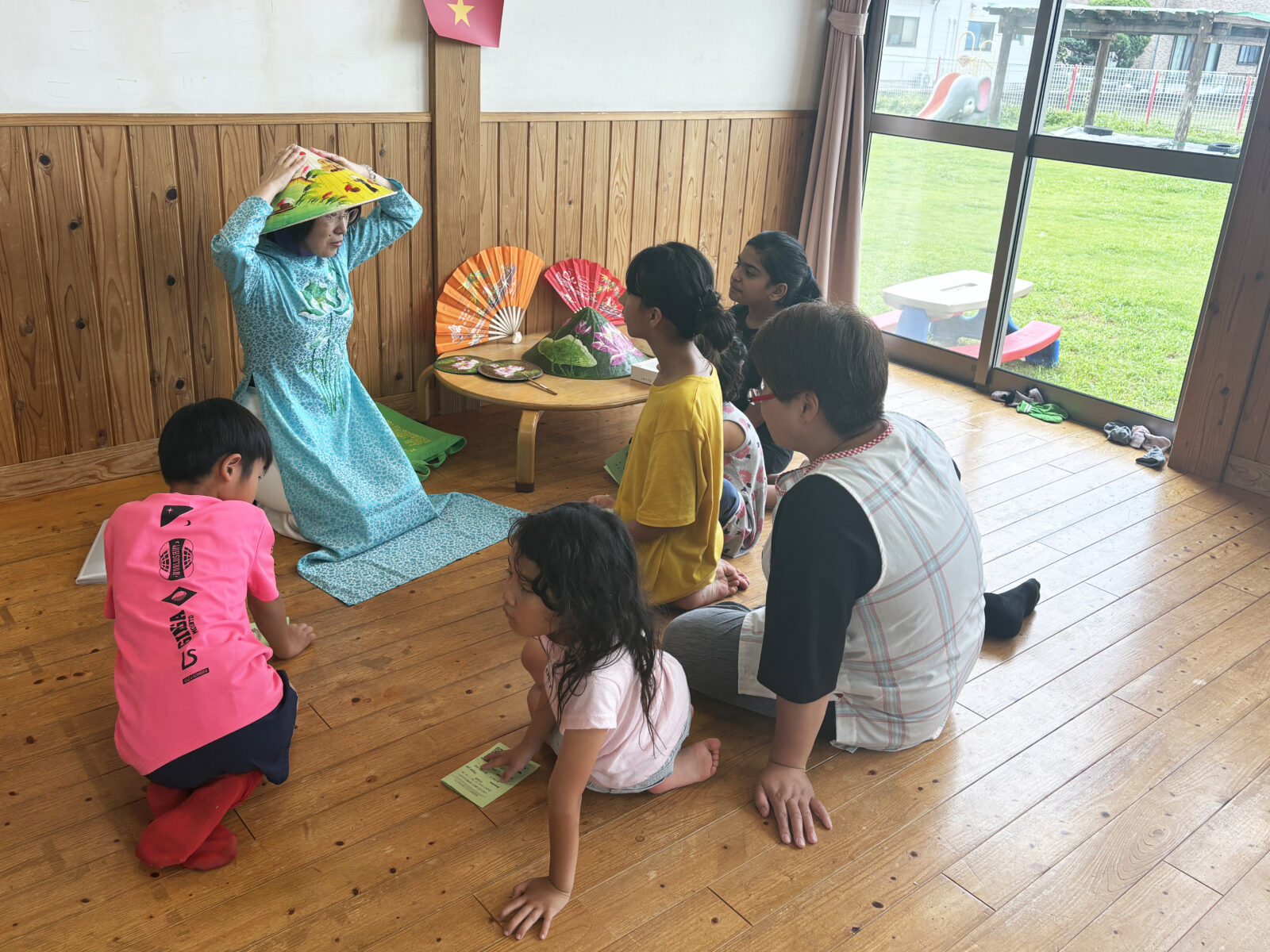 ベトナムの様子を聞く子ども達