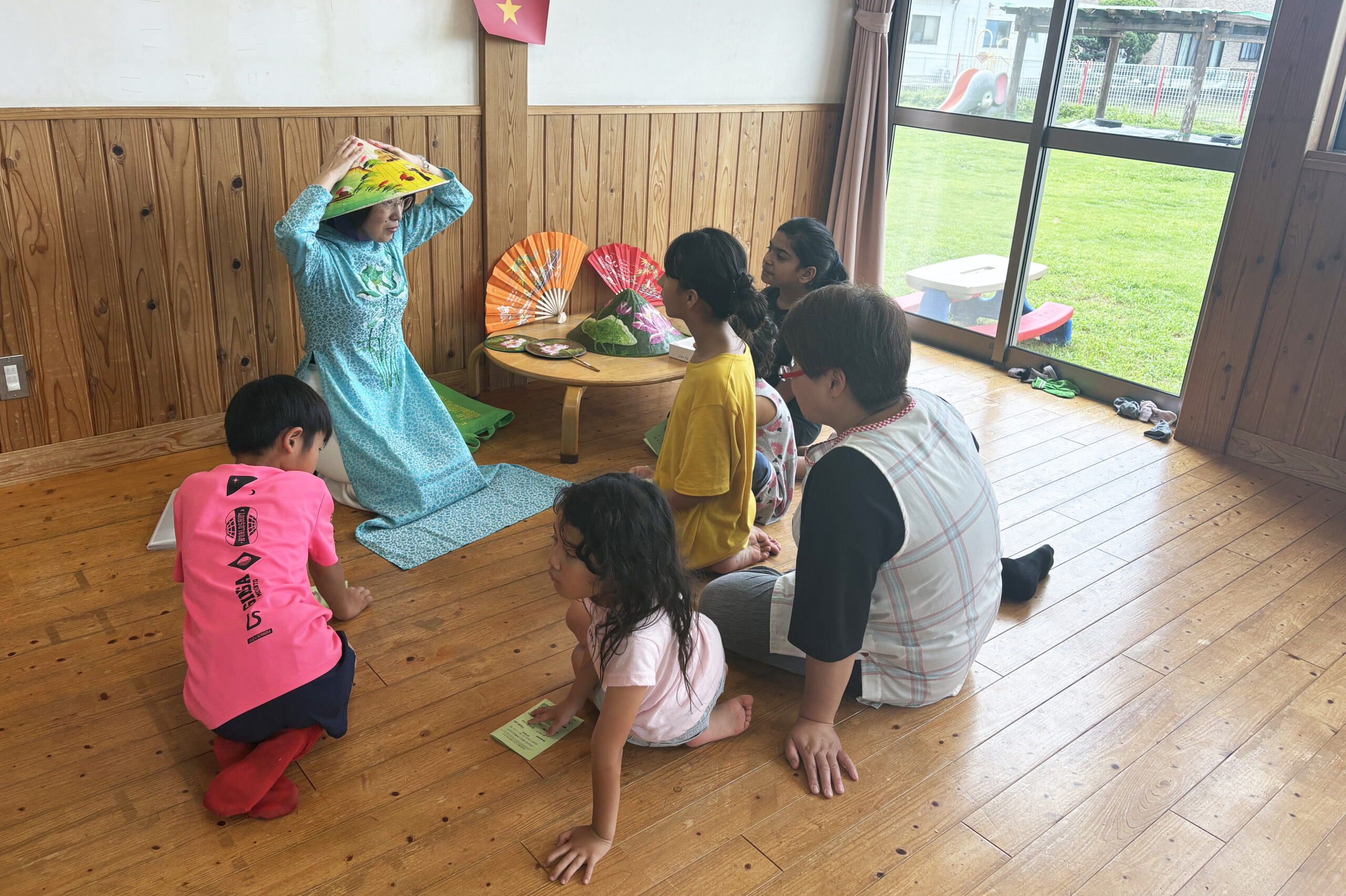 ベトナムの様子を聞く子ども達