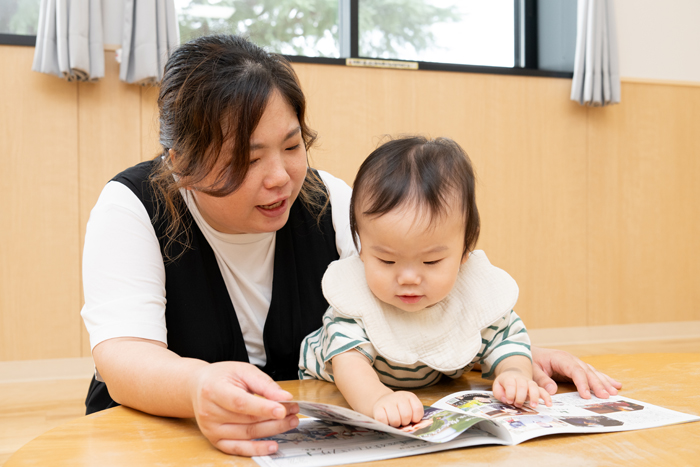 ママと冊子を見る①