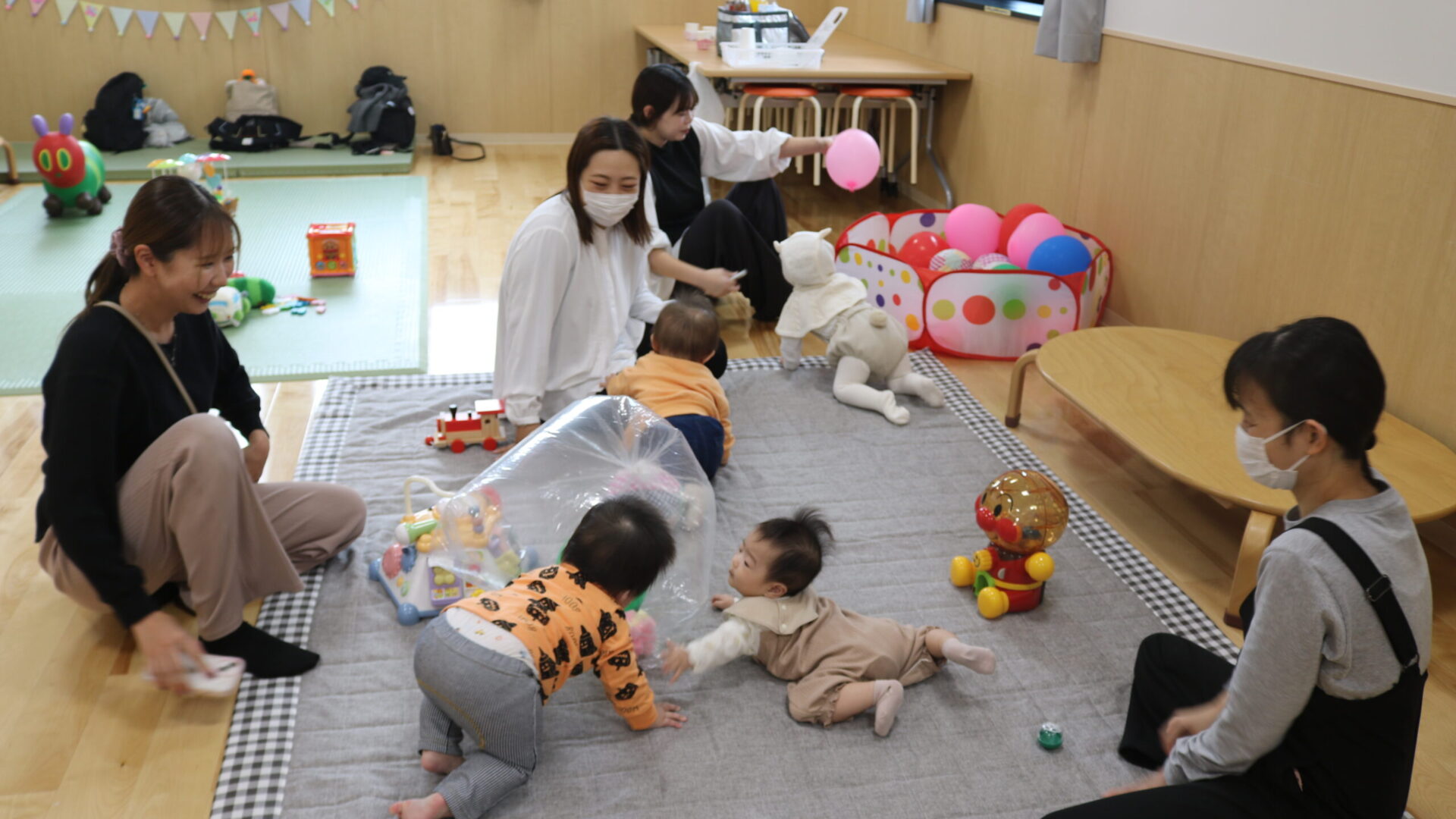 赤ちゃんサロンで集う様子