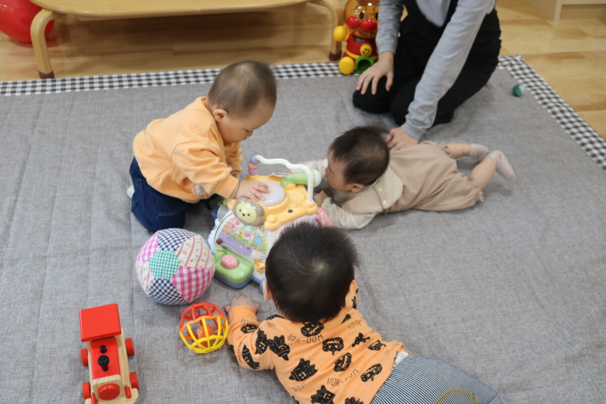 赤ちゃん同士遊ぶ様子