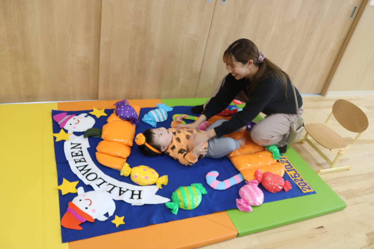 赤ちゃんをあやすママ