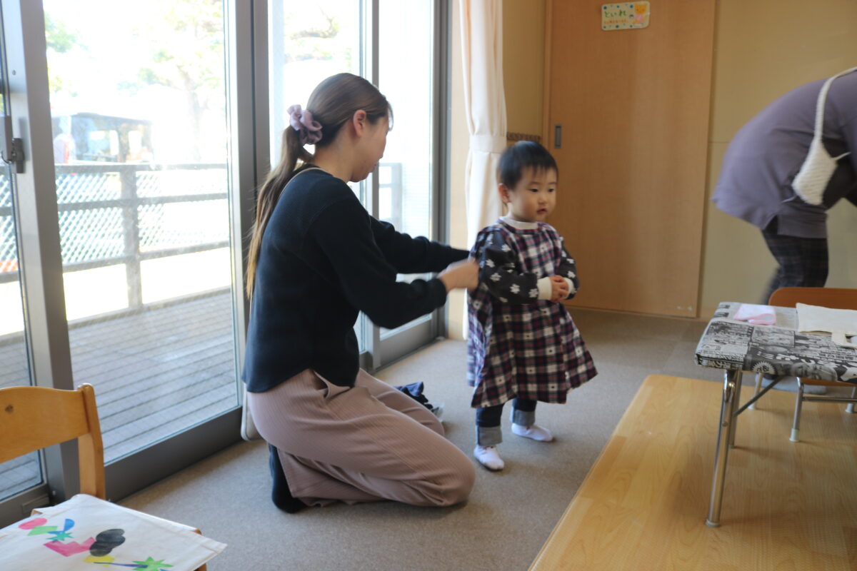 ママにスモッグを着させてもらう