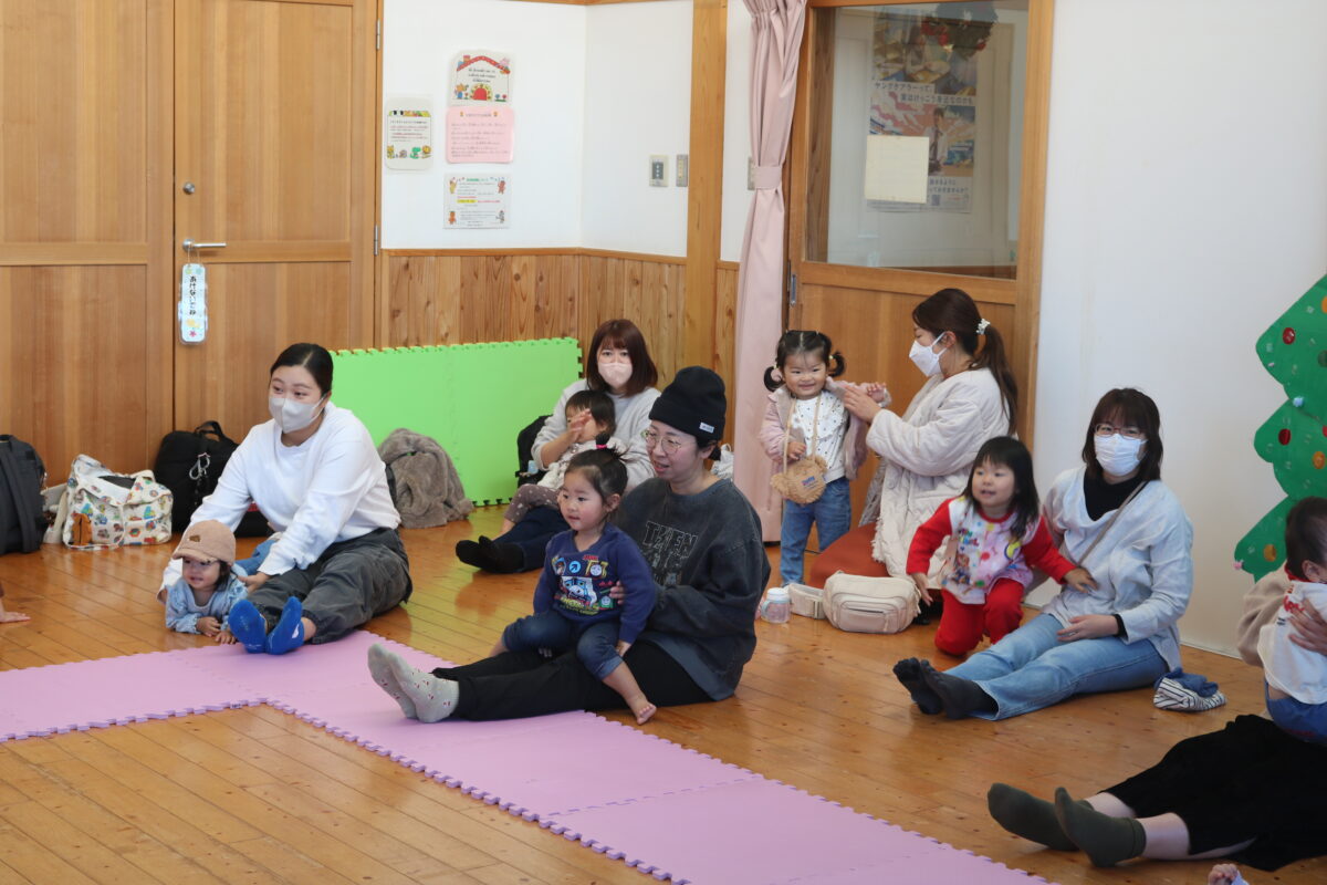 ママの膝の上①