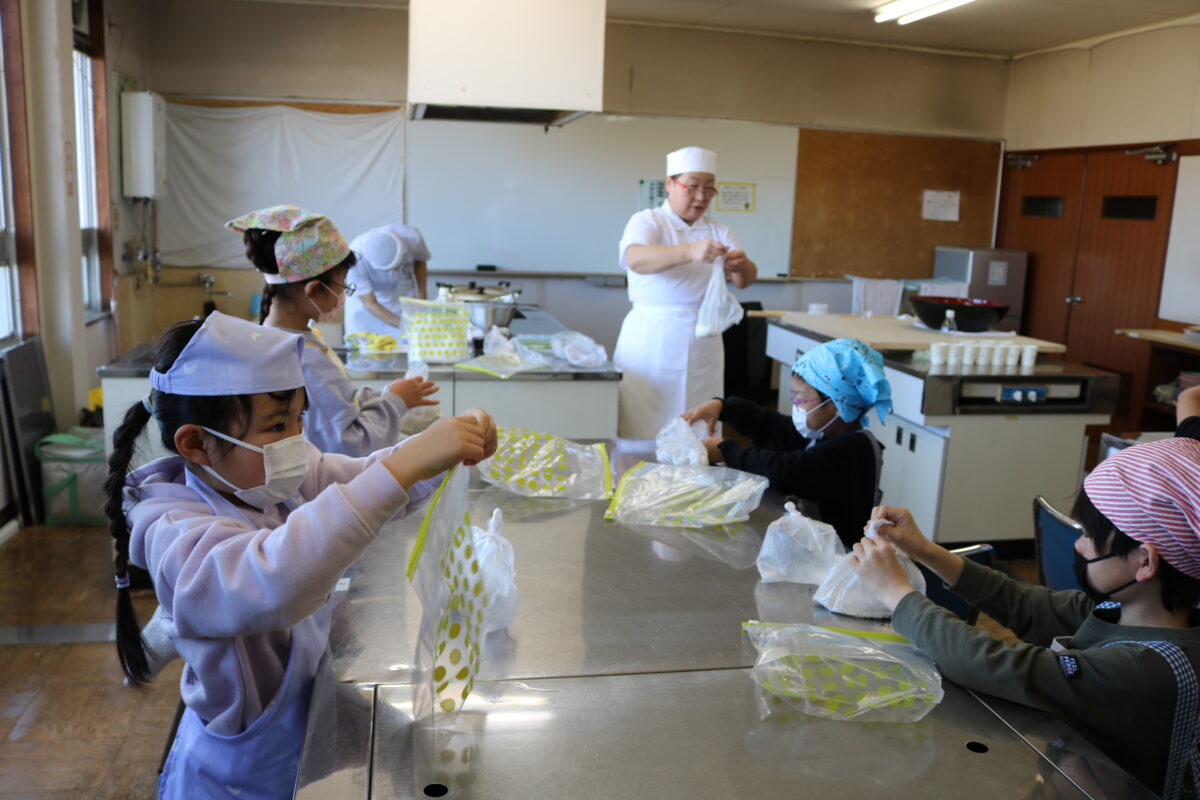 そば粉と小麦粉を混ぜる