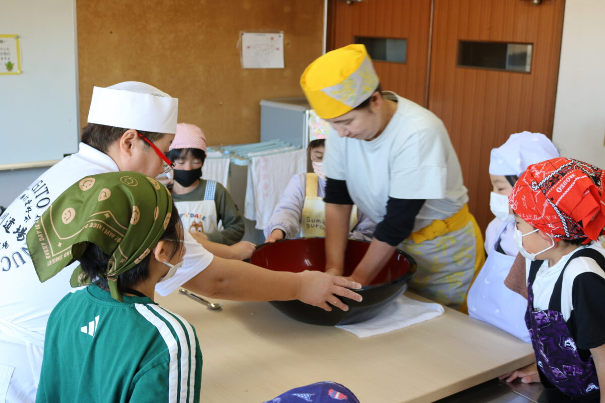 そば生地を練る