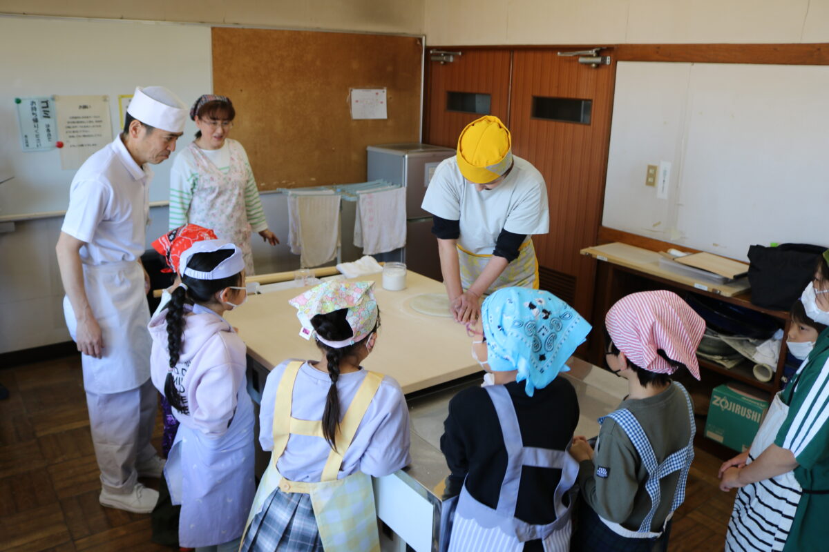 そば生地を伸ばす