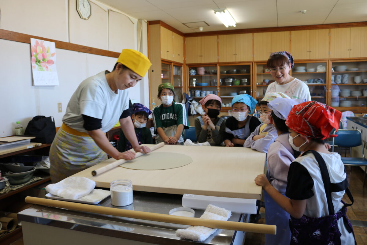 麺棒で伸ばす①