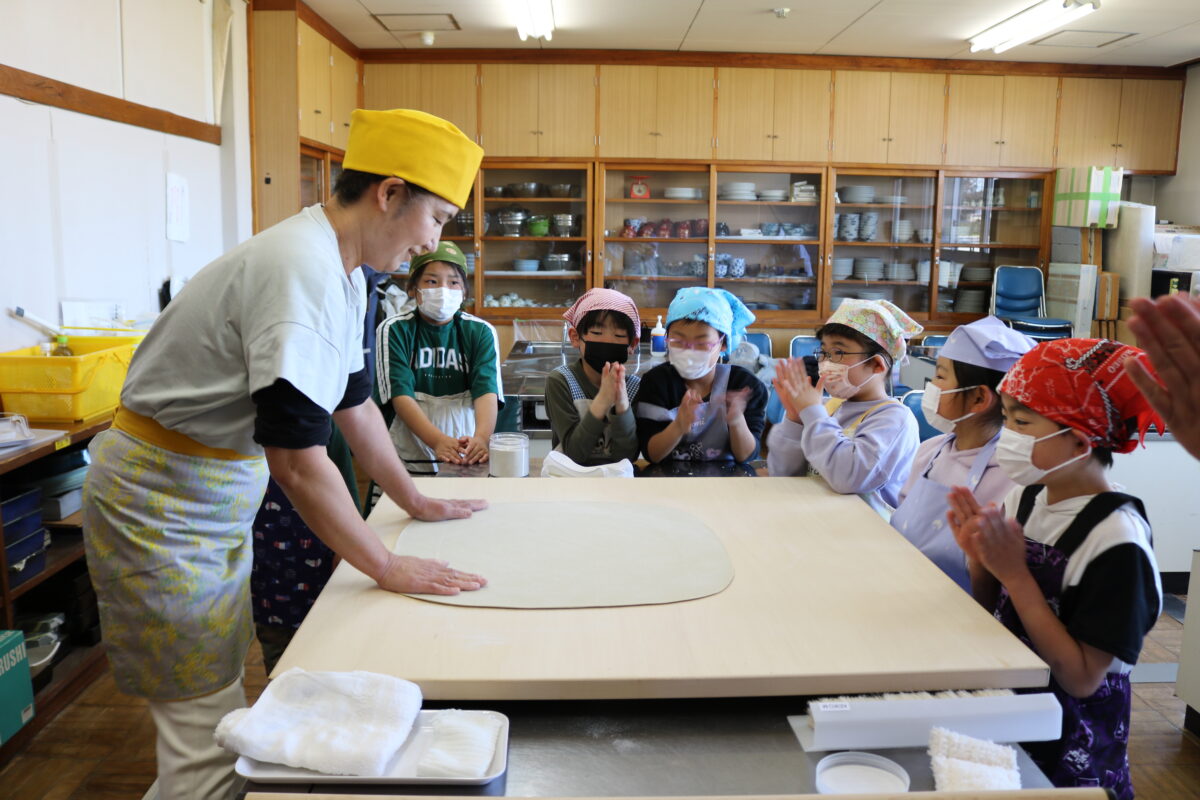 四角になったそば生地