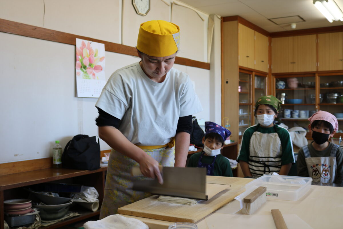 そば生地を切る