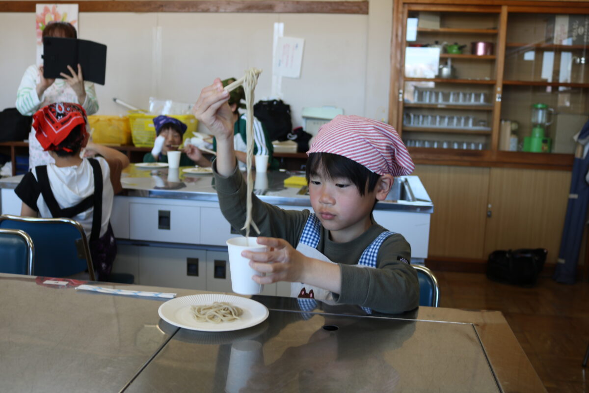 そばを食べる④