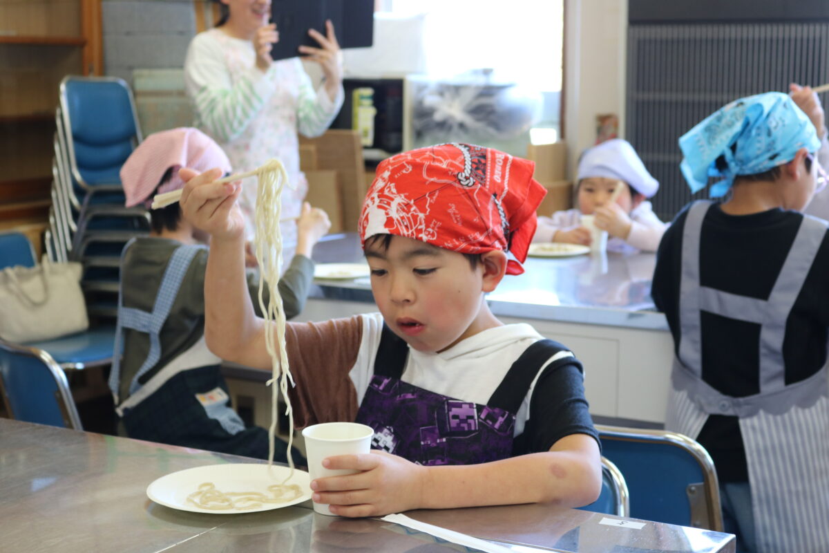 そばを食べる③