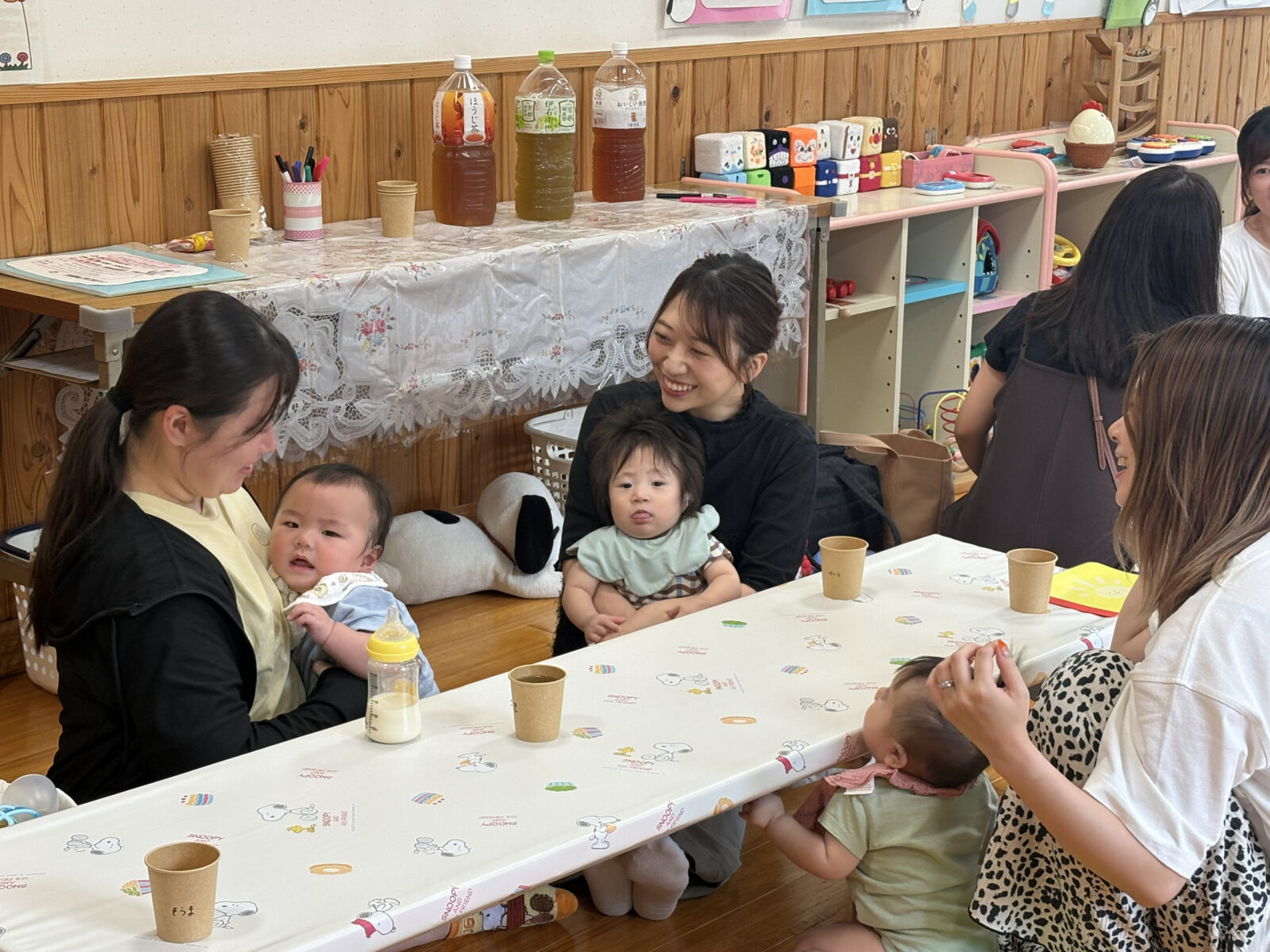 ひまわりサロンで談笑するママ達