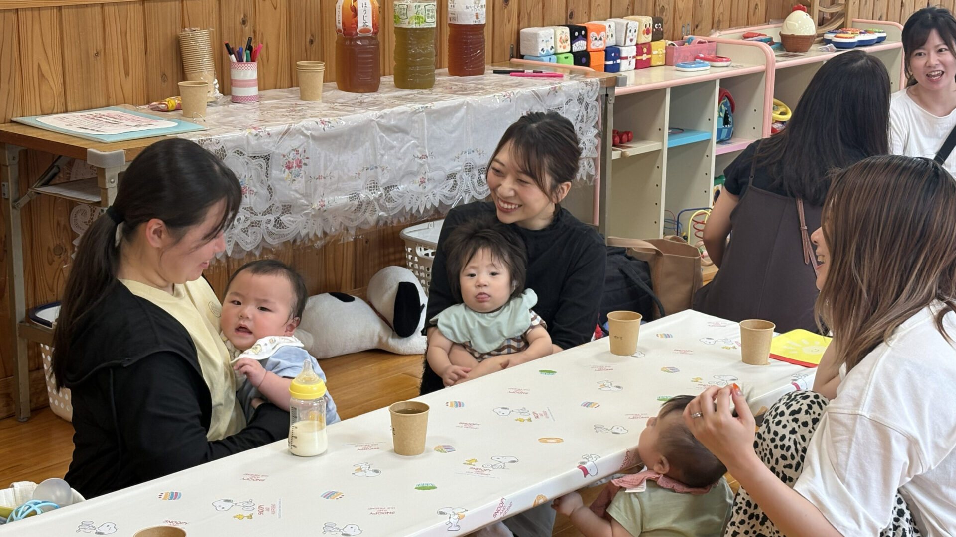 ひまわりサロンで談笑するママ達