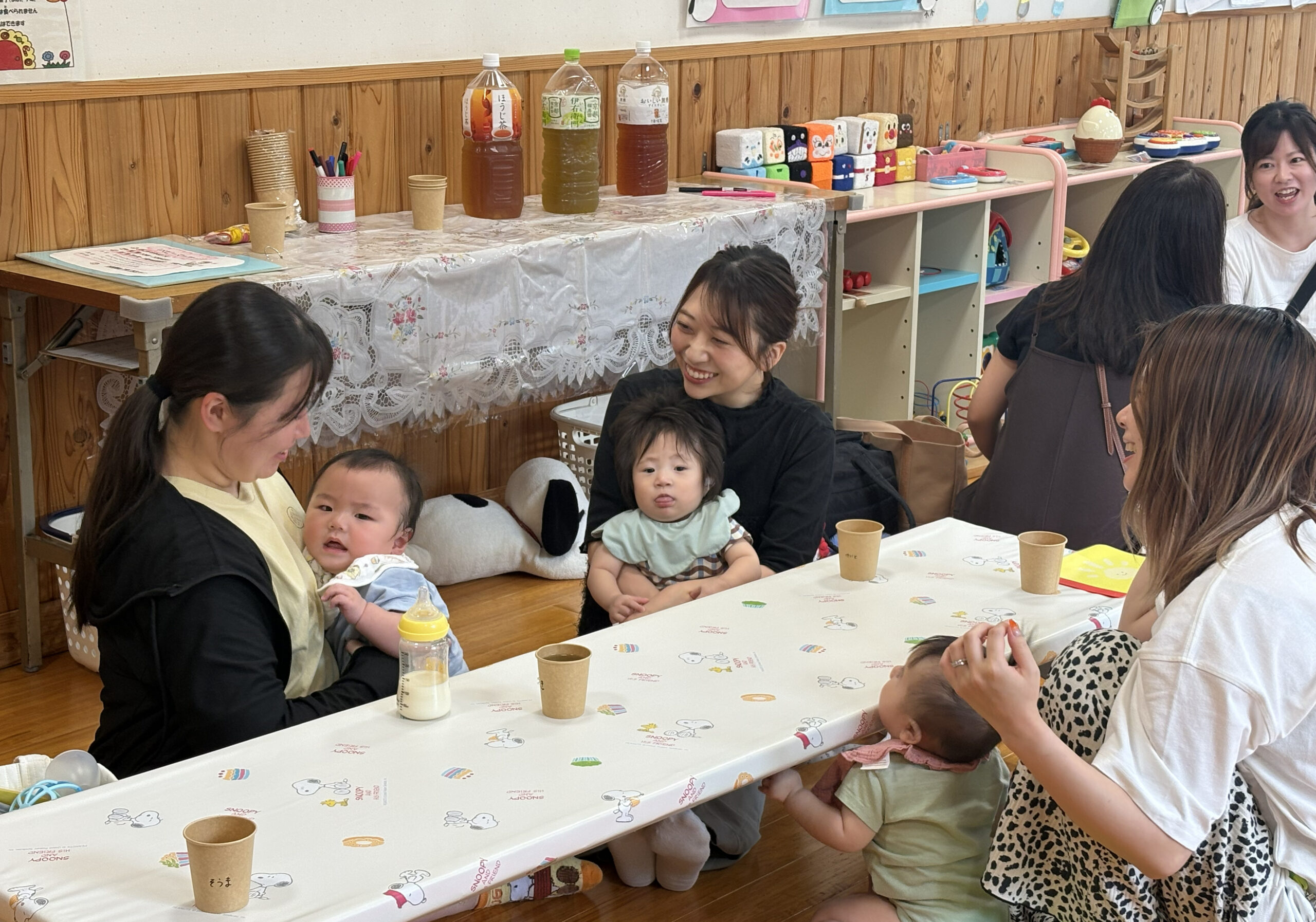 ひまわりサロンで談笑するママ達