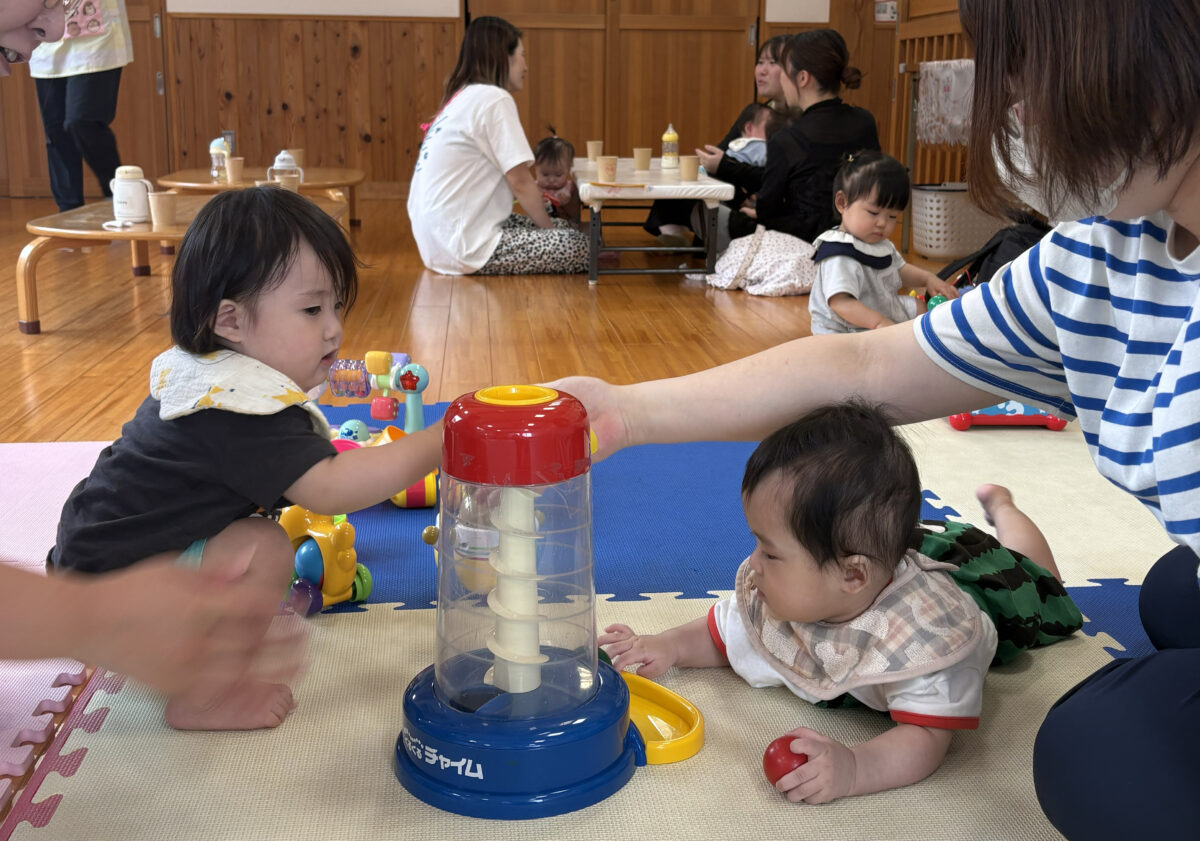 おもちゃで遊ぶ様子