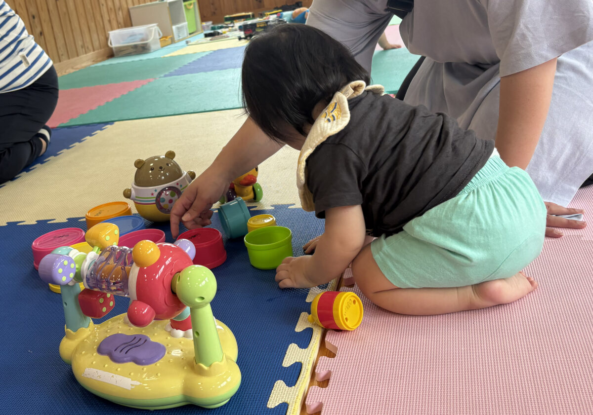 おもちゃで遊ぶこども