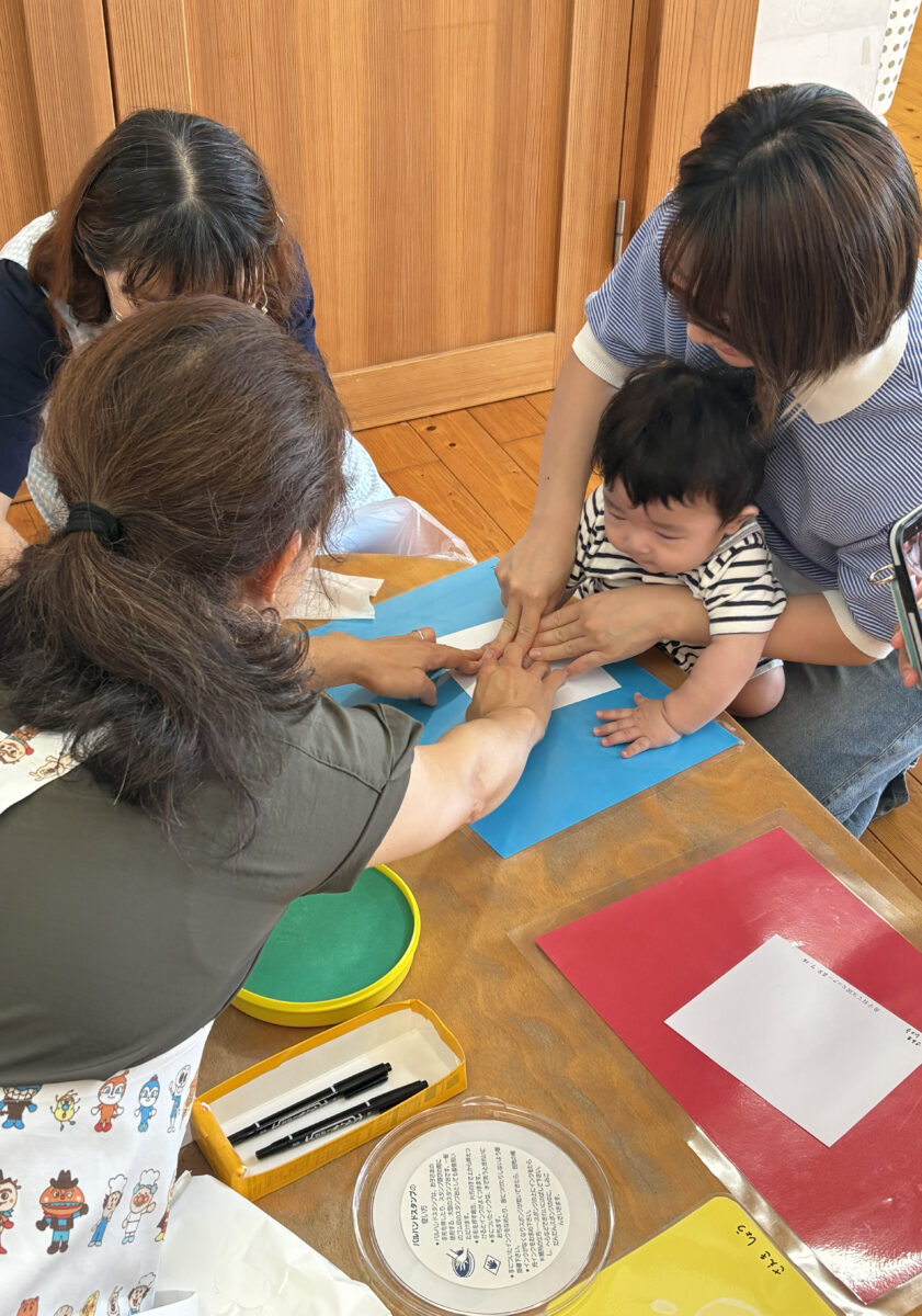 ぺったんしたらシールを貼るよ
