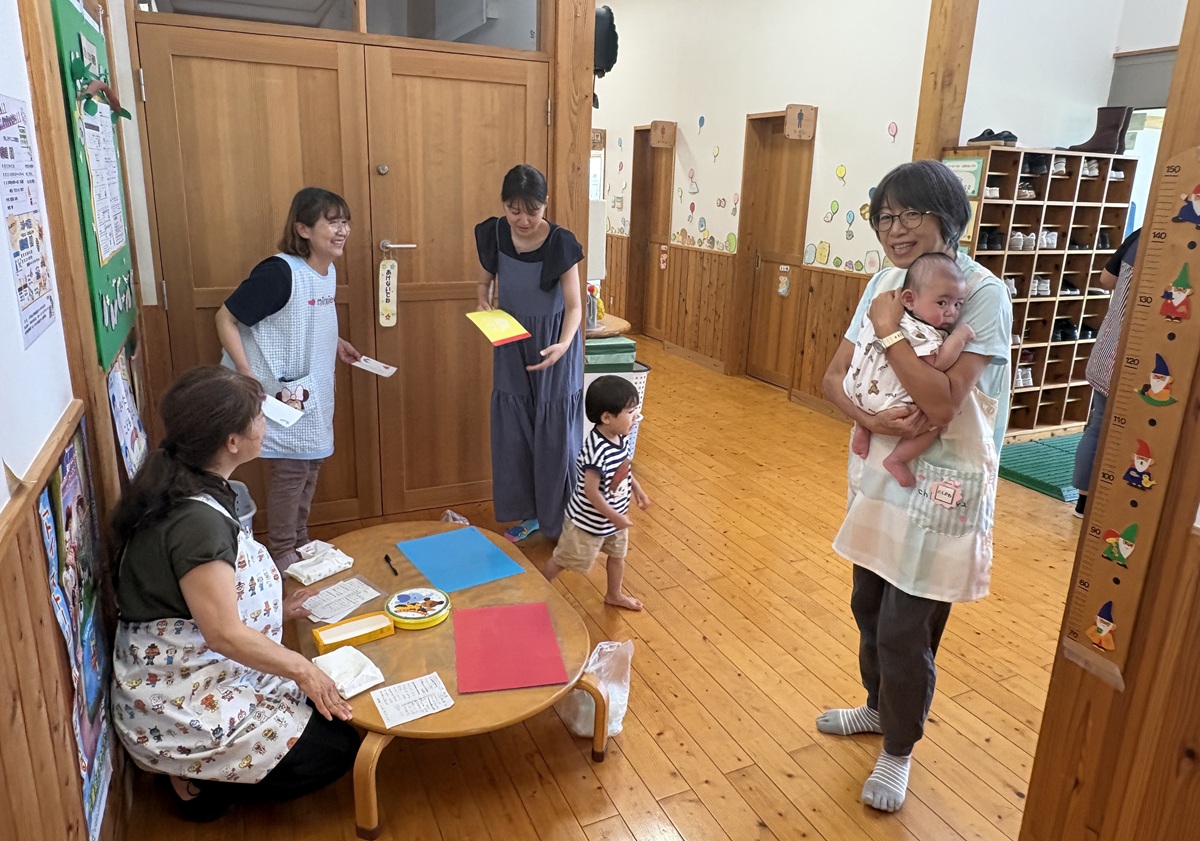 先生に抱っこされている赤ちゃん