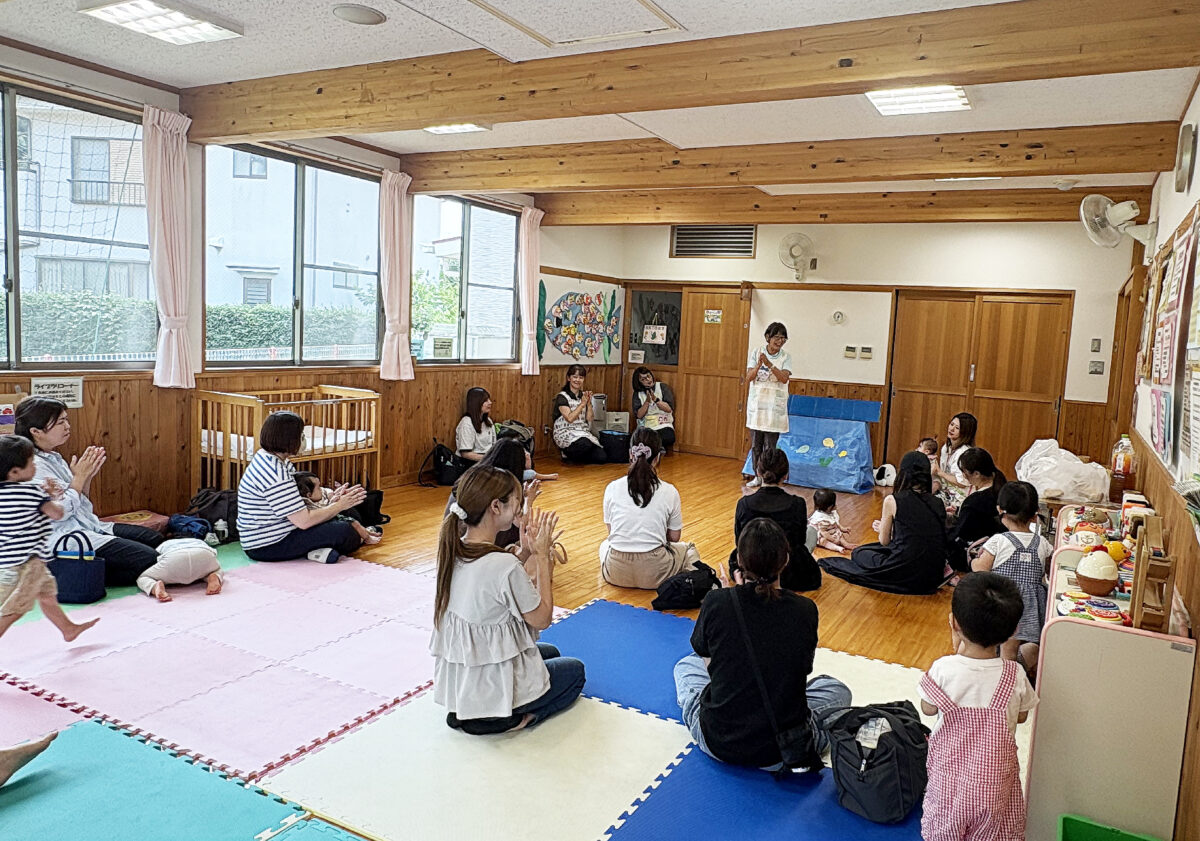 みんなで手遊びをしている様子